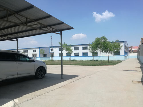 德州健之源地處魯西北平原，毗鄰黃河故道森林公園，生產(chǎn)條件環(huán)境優(yōu)越，擁有現(xiàn)代化的廠房，標(biāo)準(zhǔn)化的生產(chǎn)車間，公司擁有三證：SC食品生產(chǎn)許可證、GMP證、食品出口生產(chǎn)企業(yè)證書，生產(chǎn)過程中采用ISO22000管理體系進(jìn)行科學(xué)管理，并擁有近十年的生產(chǎn)加工經(jīng)驗(yàn)，產(chǎn)品口感、湯色、功效等各項(xiàng)指標(biāo)均能達(dá)到客戶滿意，生產(chǎn)采用全自動(dòng)帶線帶牌袋泡茶包裝機(jī)生產(chǎn)線，有全套的粉碎和超微粉碎、分篩、烘干、滅菌、制粒、制袋等設(shè)備，科學(xué)的生產(chǎn)工藝和嚴(yán)格規(guī)范的滅菌殺毒技術(shù)。