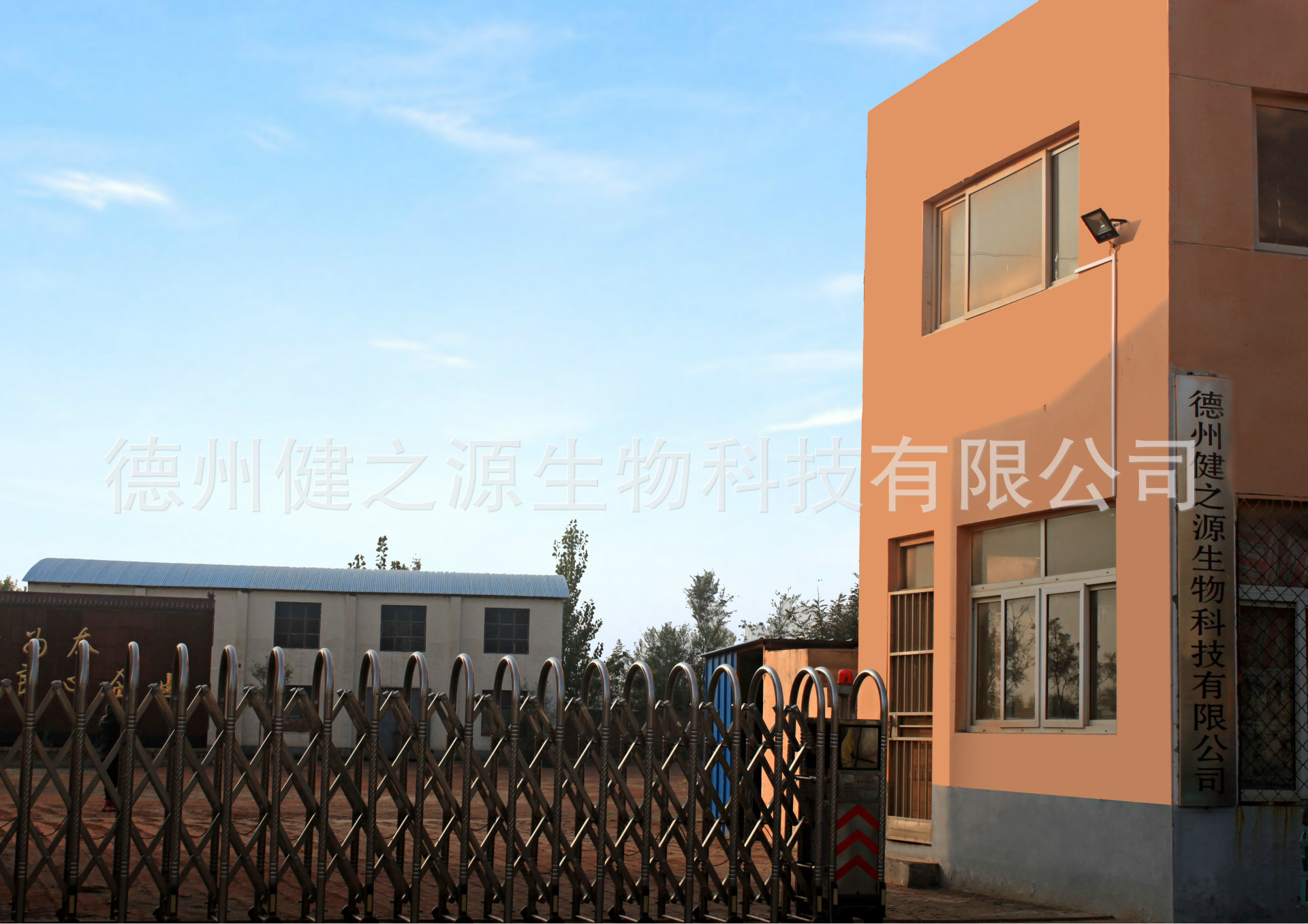 德州健之源生物科技有限公司是一家專業(yè)生產(chǎn)營養(yǎng)素補充劑、SC營養(yǎng)食品公司，業(yè)務范圍包括固體飲料、壓片糖果、代用茶、沖劑以及各種膳食養(yǎng)生健康食品的生產(chǎn)代工、OEM、 ODM等。公司占地五十余畝，廠區(qū)建筑面積4000余m2，內(nèi)設生產(chǎn)車間、質(zhì)量控制室、產(chǎn)品檢測中心、陰涼倉庫、辦公用房及輔助用房。生產(chǎn)車間總面積1000余m2，其中保健食品GMP 凈化車間600m2，裸藻片代加工 裸藻復合壓片糖果OEM  食品片劑貼牌委托生產(chǎn)廠家 一般生產(chǎn)區(qū)400m2；倉儲總面積（原輔料倉庫、成品倉庫、包材倉庫等）2500m2，物料分區(qū)分庫存放；檢測分析室（包括理化分析室、微生物檢驗室、留樣觀察室等）總面積300m2。辦公用房200m2。流水生產(chǎn)線承接粉劑，片劑，袋泡茶，顆粒劑 等劑型的成品、半成品代加工。  公司成立專項實驗室，引進山東中醫(yī)藥大學的醫(yī)藥技術部部長等相關專業(yè)人員組建科研團隊，在分子生物學、微 生物發(fā)酵、藥食同源、新資源食品研究等方面實行研產(chǎn)一體化，針對不同方向的營養(yǎng)課題進行探討研究，并將科研成果轉化為生產(chǎn)力，為產(chǎn)業(yè)化生產(chǎn)提供技術支撐。